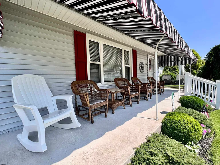 411 N Delavan Ave — Photo 4