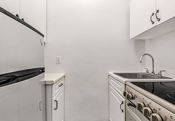 4th image of 208 W 23rd St APT 602