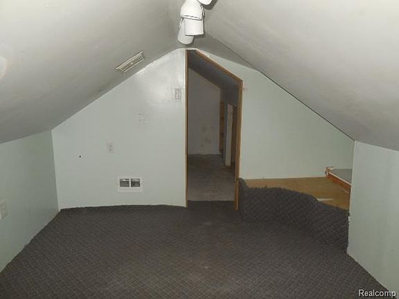 5th image of 2091 Olive Ave