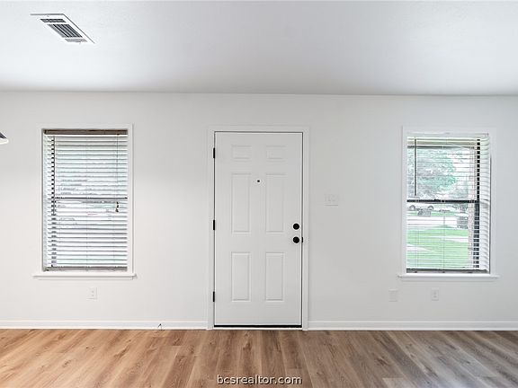 3rd image of 705 San Benito Dr