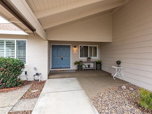 3rd image of 8853 Oak Trail Court