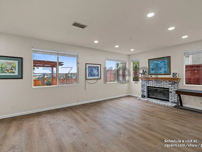 1001 Sandhurst Dr — Photo 4