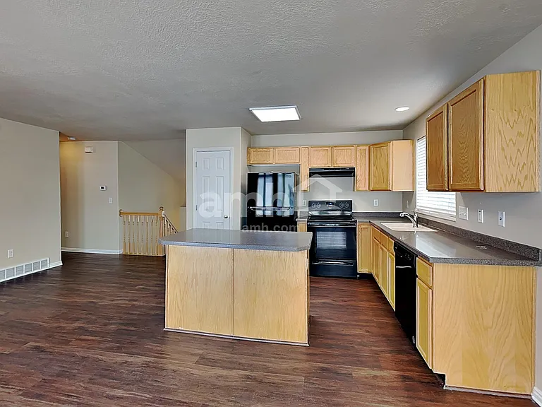 981 Stonehenge Dr — Photo 3