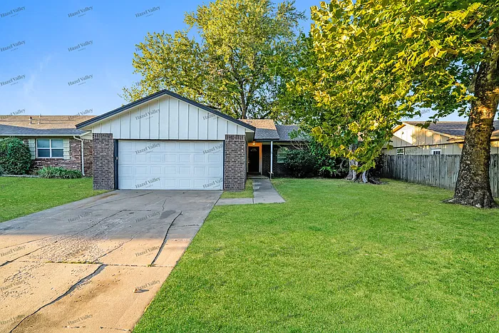 3 bed, 1.5 bath, 1052 sqft, $1,290 — Photo 1
