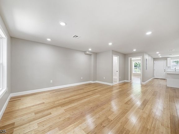 4th image of 208 N 1St St