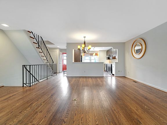 5th image of 1053 N George Mason Dr
