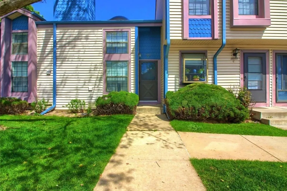 Easy access to unit with snow removal and landscaping taken care of by HOA. - 15999 E Alaska Pl #B