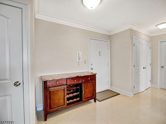 4th image of 1 Claridge Dr APT 913