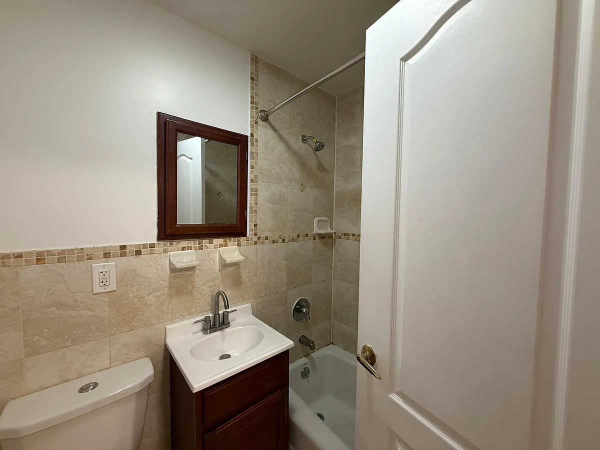 Building Photo - 27 E 17th St #3