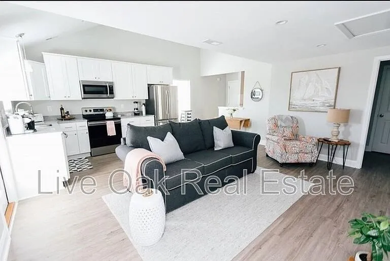 402 33rd St — Photo 2
