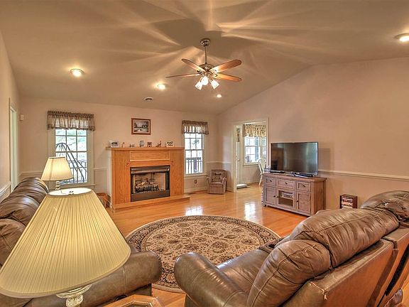 5th image of 103 Woodger Cir