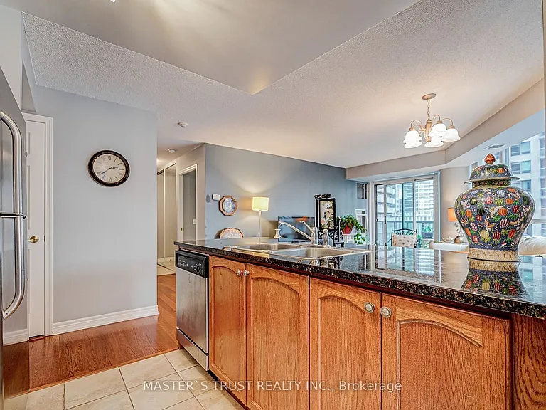 30 Grand Trunk Cres #711 — Photo 8