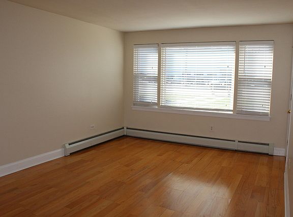 5th image of 6958 W 65th St APT 1C