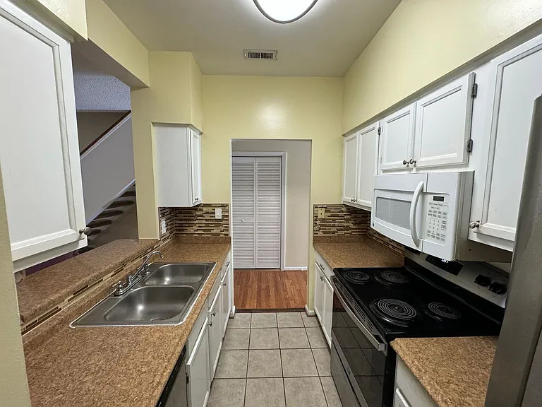 1508 April Ct — Photo 5