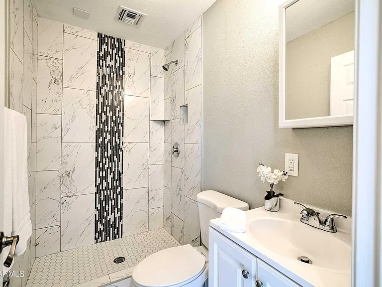 820 W 9th St — Photo 36
