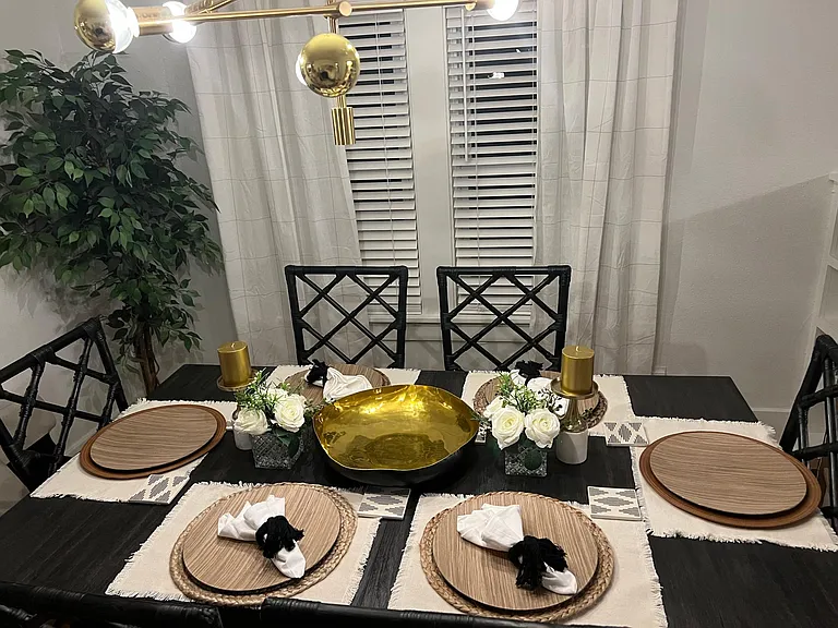 Dining room seats 6