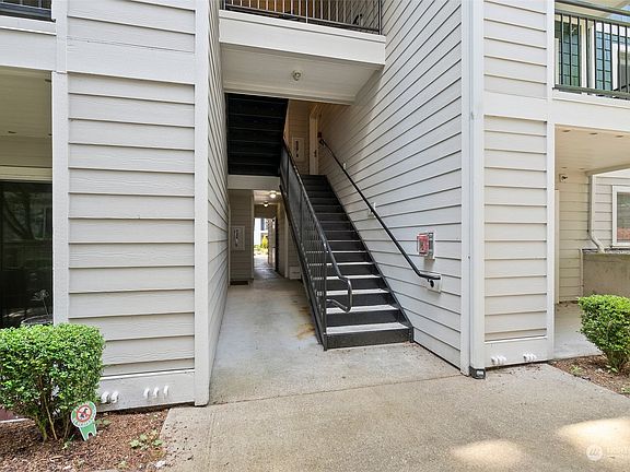 5th image of 1407 SW Evergreen Park Drive #204