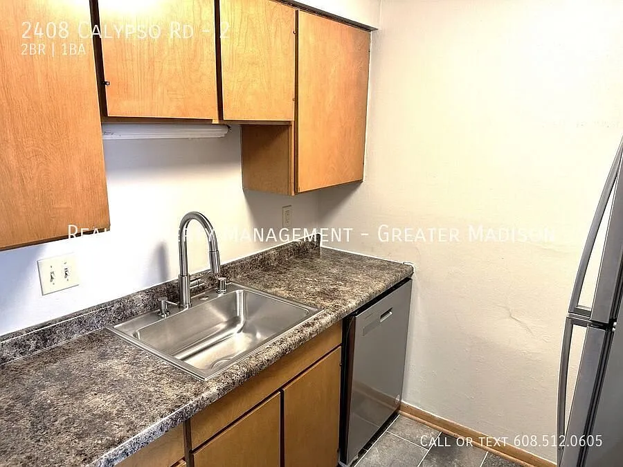 Great Main Level 2 Bedroom Apartment On Madison's East Side. Heat And Water Included — Photo 4