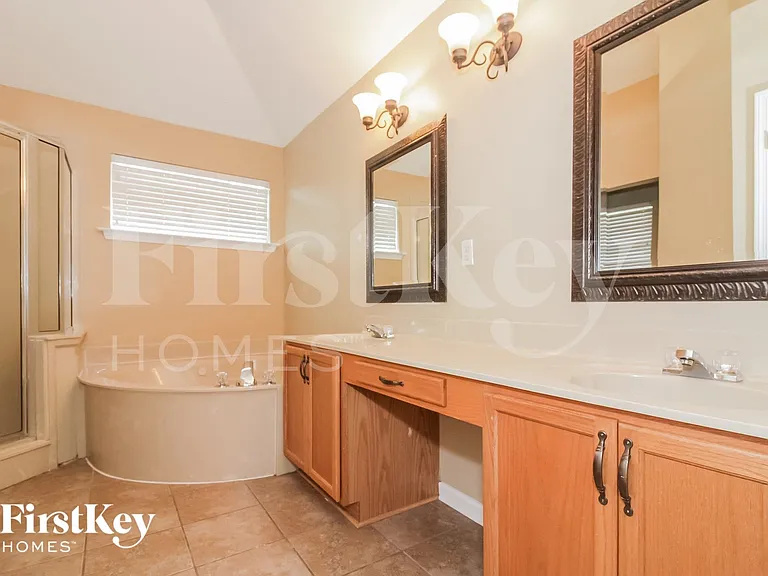10257 Green Moss Dr N — Photo 10