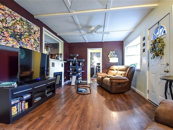 3rd image of 351 Park End Dr