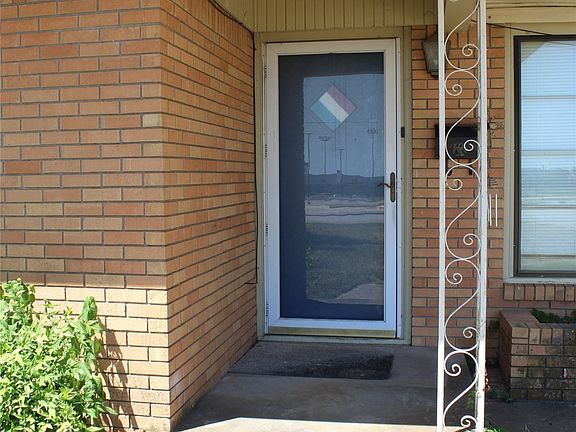 3rd image of 860 N Harbin Dr