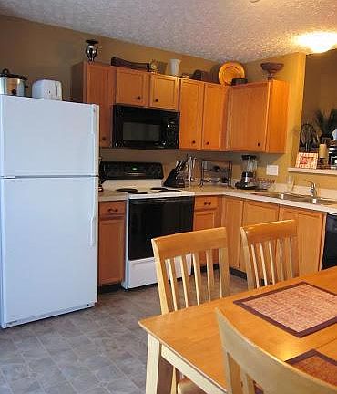 Cozy kitchen with earth tone