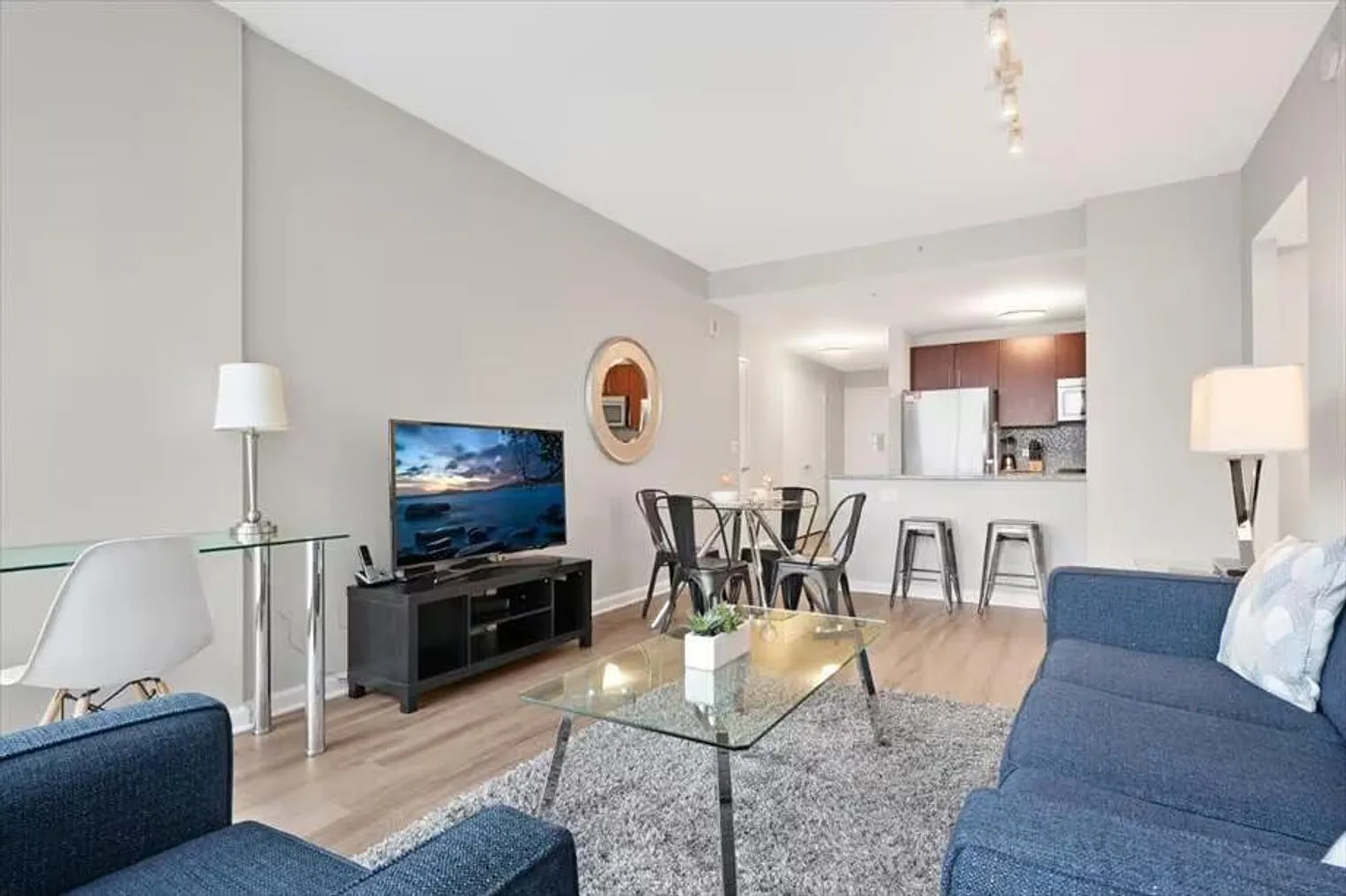 1 bed, 1.0 bath, 785 sqft, $7,950 — Photo 3