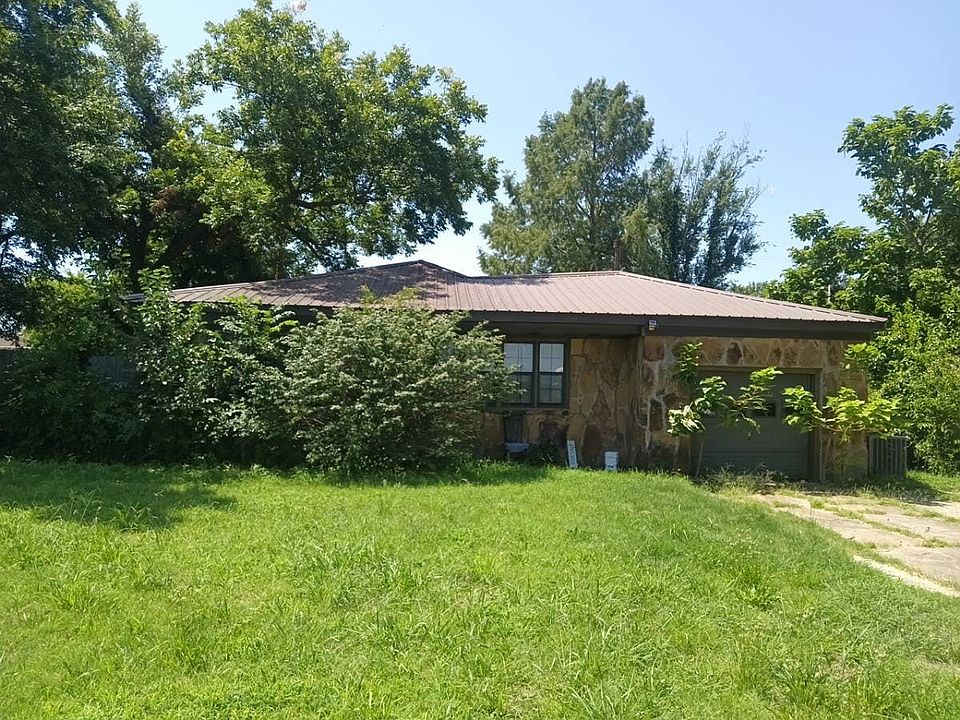 1st image of 545 W Poplar St