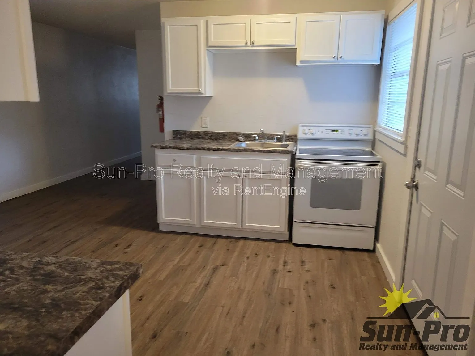 3 bed, 1.0 bath, 950 sqft, $1,375 — Photo 2