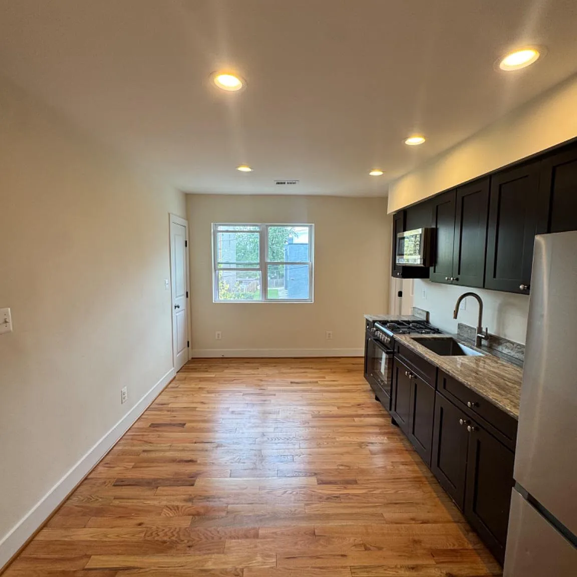 3 bed, 1.0 bath, 1115 sqft, $2,500 — Photo 4
