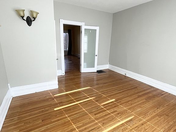 3rd image of 389 King St W Unit A