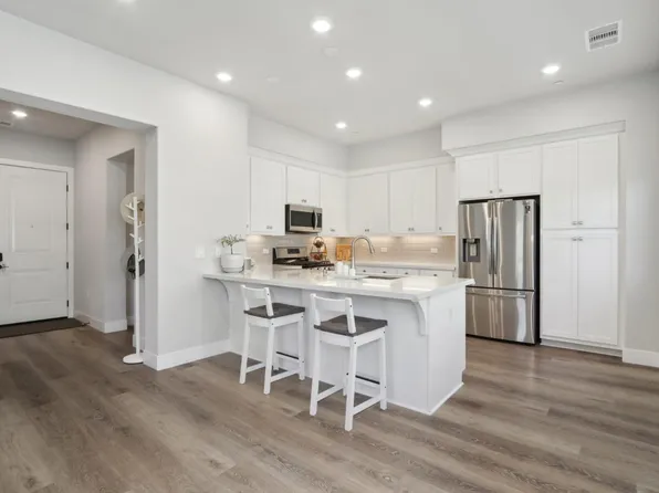 1661 Spring St #222, Davis, CA 95616