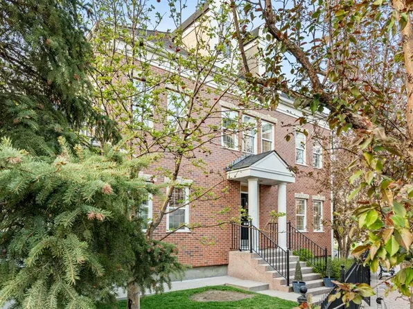 230 Garrison Sq SW, Calgary, AB T2T 6B3