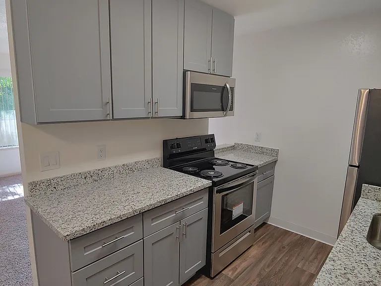 Rivergate Apartments — Photo 8