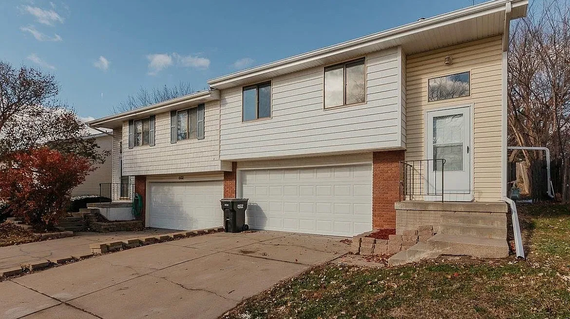 2 bed, 1.5 bath, 1300 sqft, $1,695 — Photo 1
