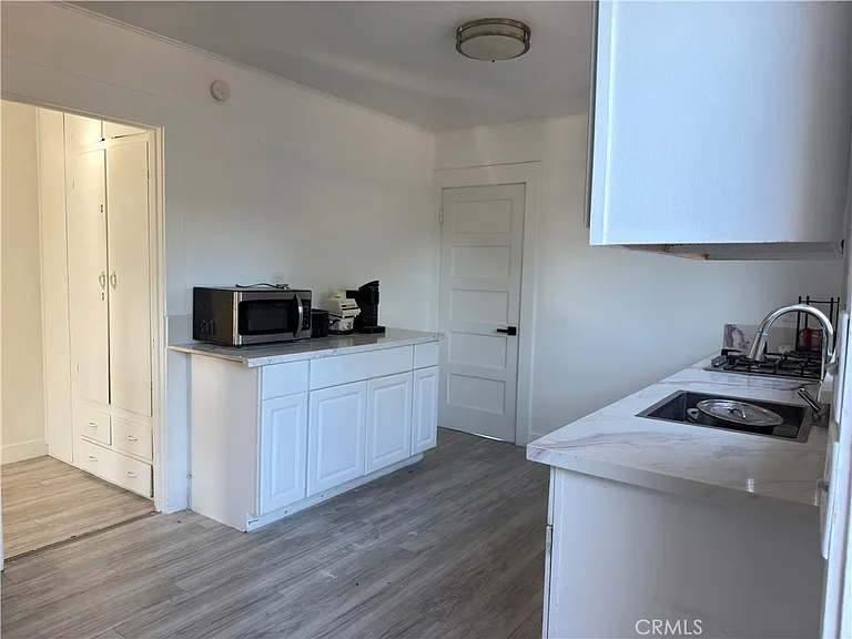 643 S Nutwood St — Photo 3