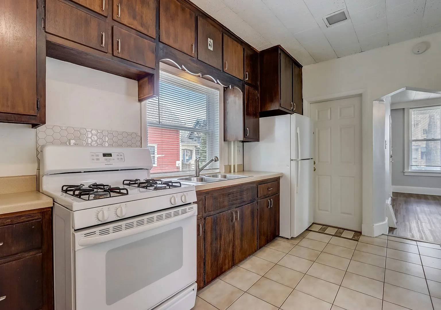 1811 N Warren Ave — Photo 4