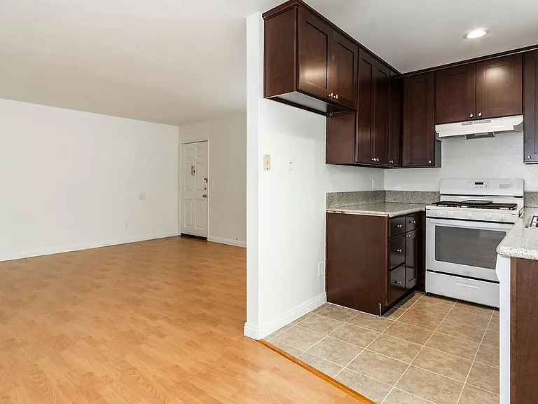 321 N Cedar St — Photo 32