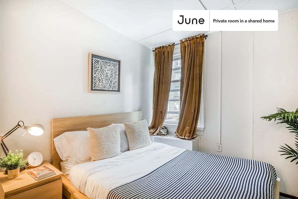 Full bedroom in 5 bed/2 bath home in Woodley Park #226 E — Photo 1