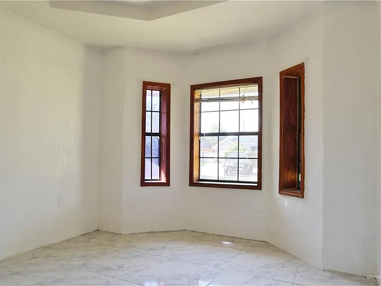 927 E Salazar St — Photo 12