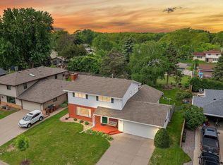 1296 Pinewood Dr, Woodbury, MN 55125