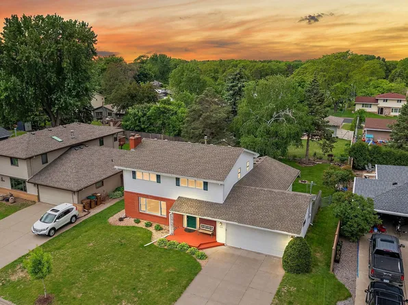 1296 Pinewood Dr, Woodbury, MN 55125