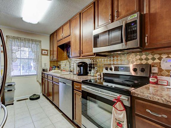 5th image of 7132 Meadowbrook Cir