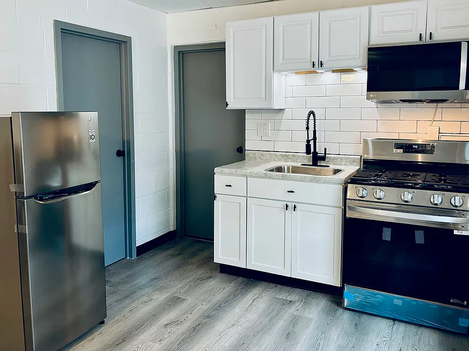 Updated fully equipped Kitchen with new Appliances.