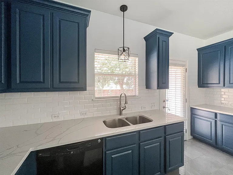 3917 Bronco Bend Loop — Photo 9