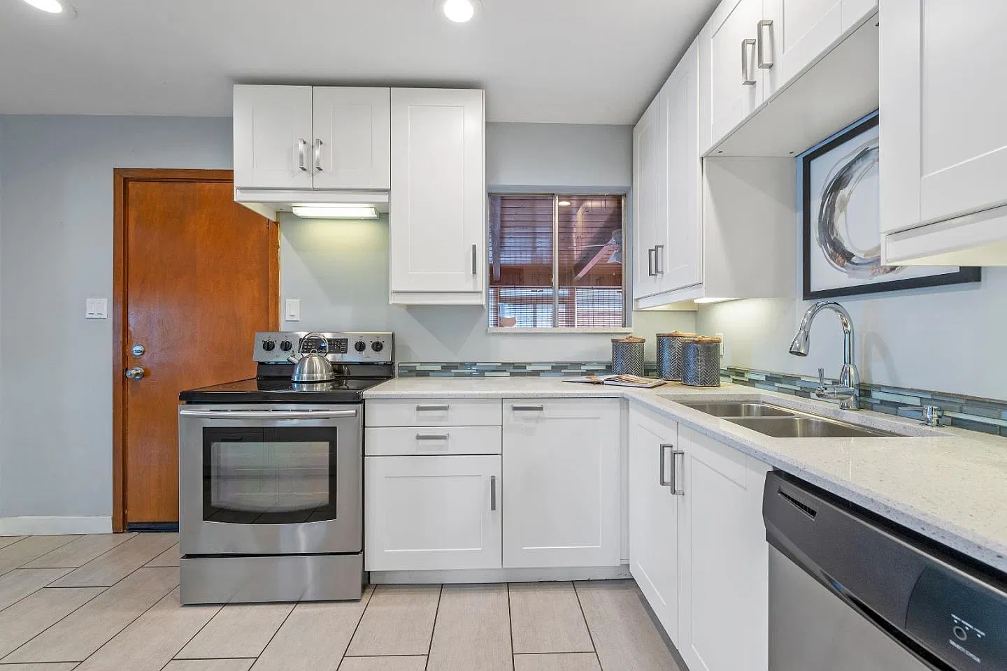3 bed, 1050 sqft, $4,400 — Photo 2