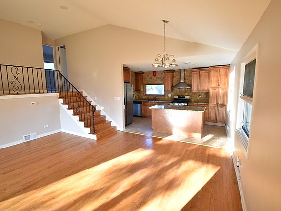 4th image of 907 S Elmhurst Rd