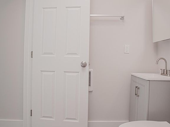 5th image of 2522 N Chadwick St #3