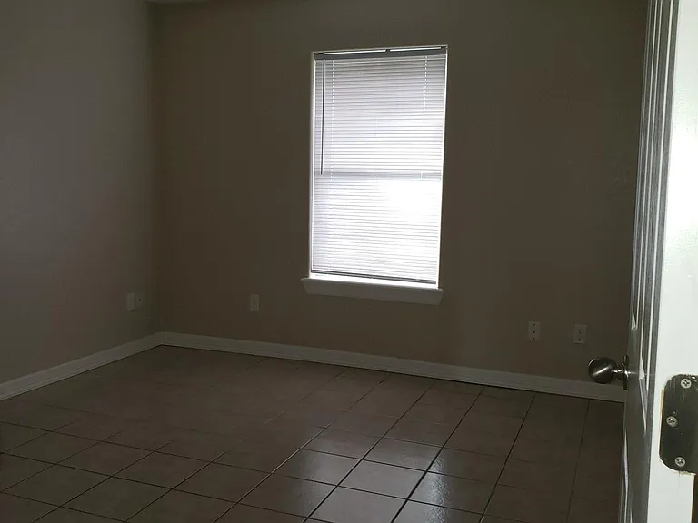 2001 Treasure Oaks Dr — Photo 8
