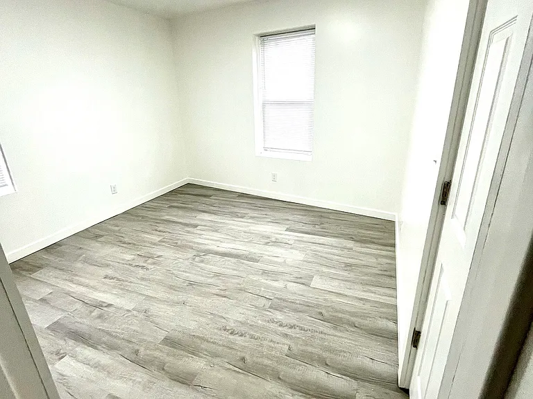 2131 Williams Ave #6 — Photo 7